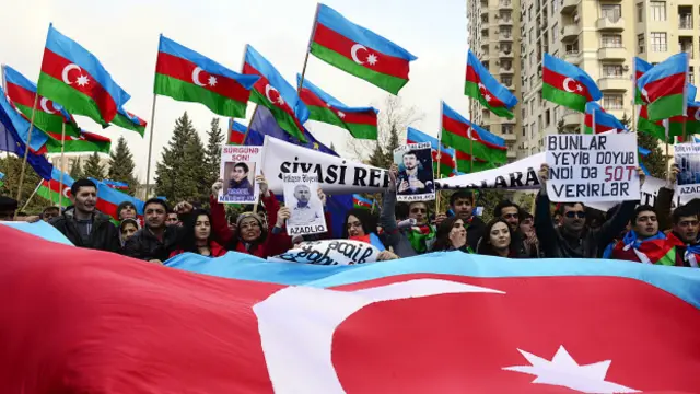 Ay başında Azerbaycan'da gıda ürünlerinde yaşanan sert fiyat artışları protesto edilmiş, onlarca kişi gözaltına alınmıştı.
