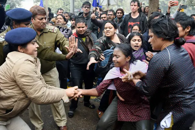 रोहित वेमुला की मौत के विरोध में दिल्ली में एनएसयूआई और एसएफ़आई का एचआरडी मंत्रालय के बाहर प्रदर्शन.