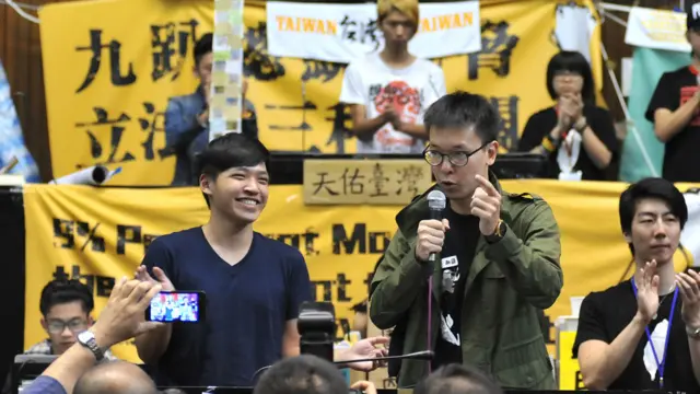 陈为廷（左）与林飞帆（右）在立法院议场内讲话（6/4/2014）