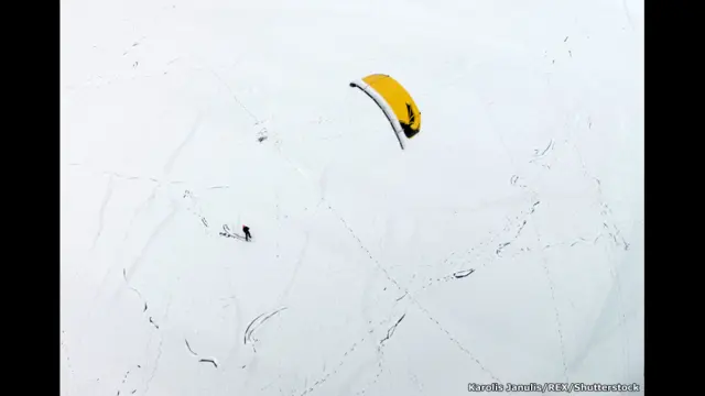 мужчина занимается сноукайтингом на озере Электренай 