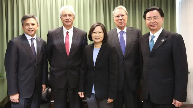 伯恩斯（左二）與蔡英文（中）在民進黨中央黨部內合照（18/1/2016）