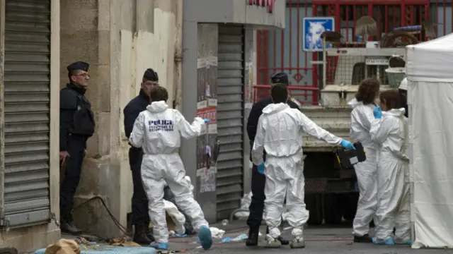 Fransız polisi Paris yakınlarındaki St. Denis'te baskın düzenledikleri evin önünde. Paris savcısı Abdelhamid Abaaoud'un baskında öldürüldüğünü açıklamıştı.