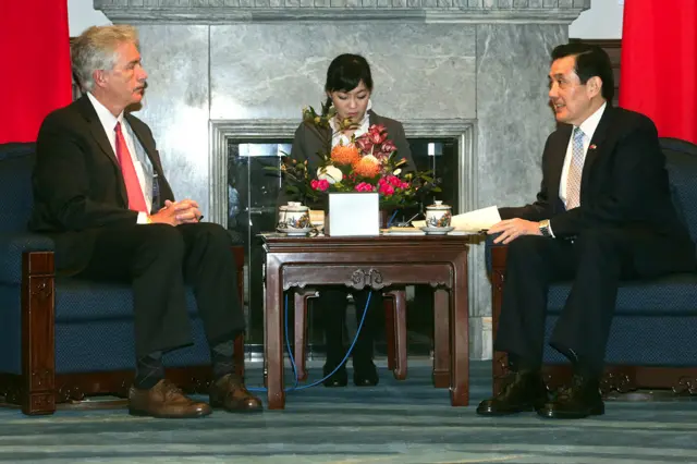 伯恩斯（左）在台灣總統府會晤馬英九（右）（台灣中央社圖片18/1/2016）