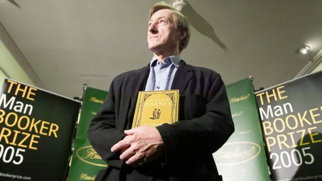 Джулиан Барнс с книгой