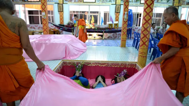 Umat masuk ke dalam peti