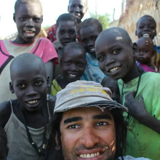 Səyyah Afrika boyu yerli sakinlərin şəkillərini çəkərək özünün Facebook səhfəsində paylaşıb