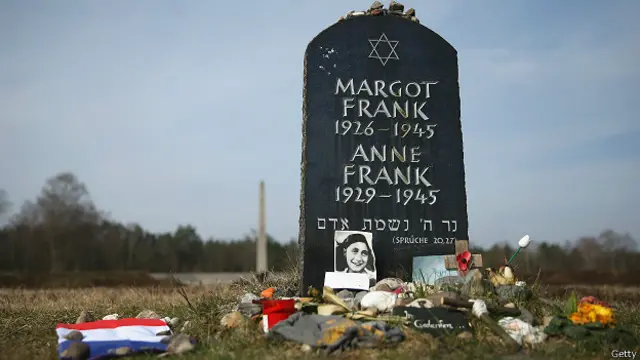 Анна менен анын эжеси Маргону Берген-Бельзен лагерине которушуп, ал жерде 1945-жылдын март айында каза табышкан.