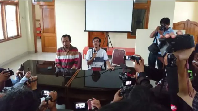 Adik Bahrun Naim (kanan) dan pengacara Bahrun Naim (kiri) menggelar konferensi pers di Solo.