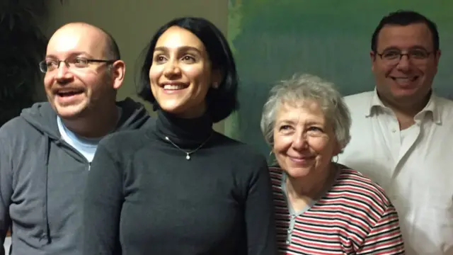 جیسون رضاییان - نفر اول سمت چپ - پس از آزادی در کنار اعضای خانواده اش