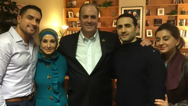 امیر حکمتی - نفر دوم از راست - پس از آزادی در کنار اعضای خانواده و دن کیلدی نماینده کنگره