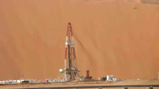 中石化中原油田在沙特東部地區沙漠中的一坐石油鑽井平台（新華社圖片14/8/2015）