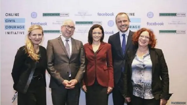 फ़ेसबुक की शेरिल शैंडबर्ग दूसरे लोगों के साथ