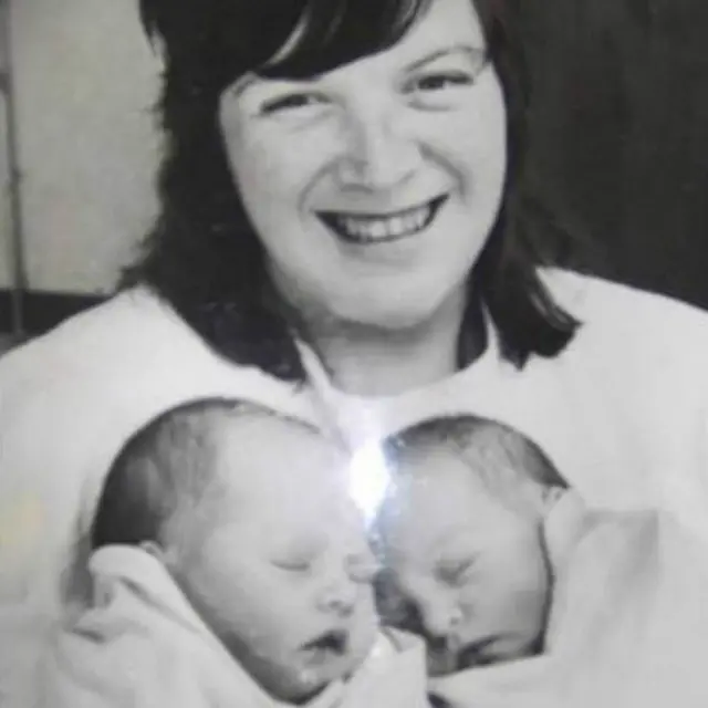 Carol Munroe con sus hijas