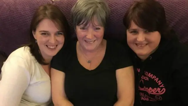 Heidi Gannon junto a su hermana y su madre.