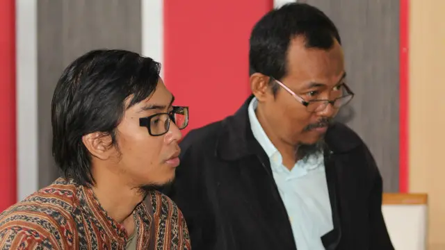 Dahlan Zaim, adik Bahrun Naim (kiri), didampingi pengacaranya.