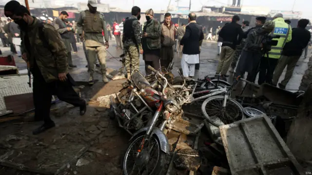 حیات آباد کے ڈی ایس پی عتیق شاہ کے مطابق یہ دھماکہ پشاور اور خیبر ایجنسی کی سرحدی حد پر واقع خاصہ داروں کی جمرود چیک پوسٹ کے قریب پر ہوا۔