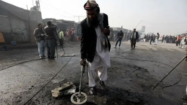 پولیس کے مطابق نوجوان حملہ آور نے چیک پوسٹ کے قریب پہنچ کر خود کو دھماکے سے اڑایا جس سے وہاں موجود خاصہ داروں کے لائن افسر نواب شاہ موقع پر ہی ہلاک ہوگئے۔