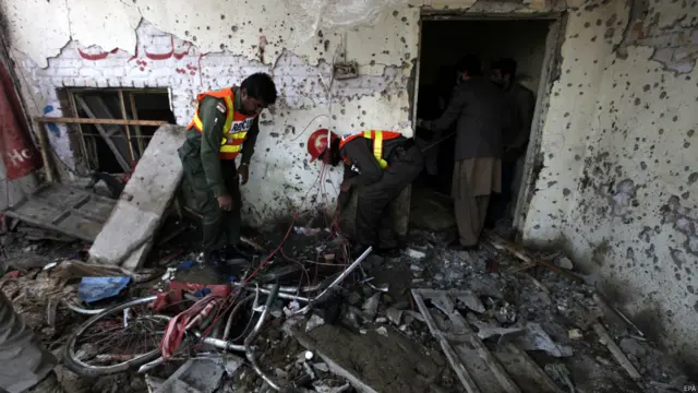 تحقیقاتی اداروں نے جائے وقوعہ کو گھیرے میں لے کر شواہد اکٹھے کرنا شروع کر دیے ہیں۔