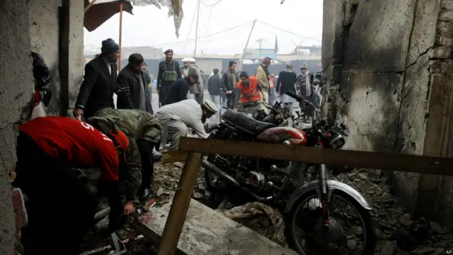 دھماکے کی اطلاع ملتے ہی امدادی کارروائیاں شروع کر دی گئیں اور زخمیوں کو حیات آباد میڈیکل کمپلیکس منتقل کیا گیا ہے۔