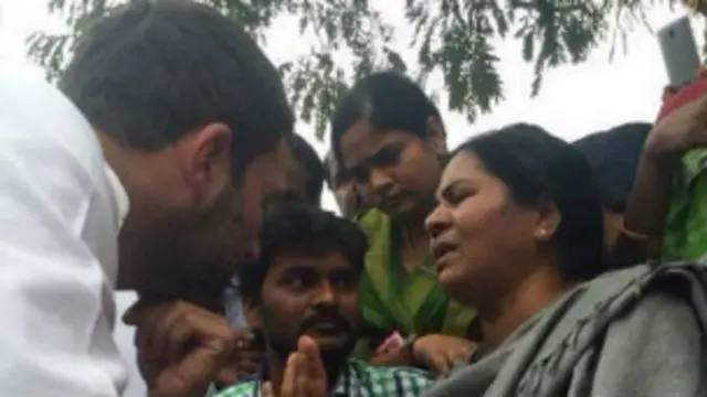 राहुल गांधी ने रोहित के परिजनों का हाल जाना. 