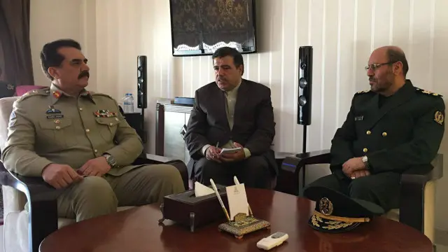 سعودی عرب کے بعد ایران کے دورے میں بھی پاکستان کی بری فوج کے سربراہ جنرل راحیل شریف وزیرِ اعظم کے ہمراہ ہیں