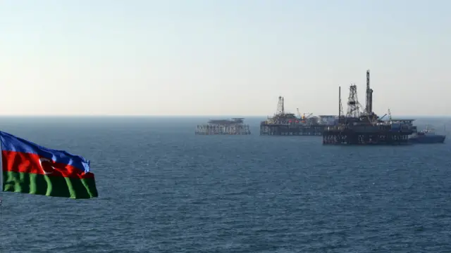 Азербайджанский флаг и платформа