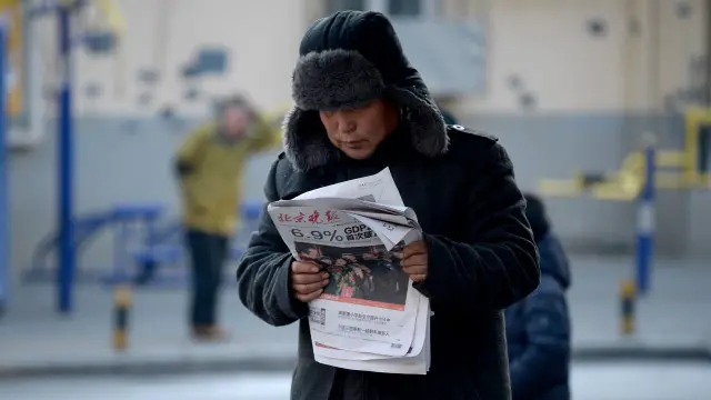 Un hombre en China lee el periódico