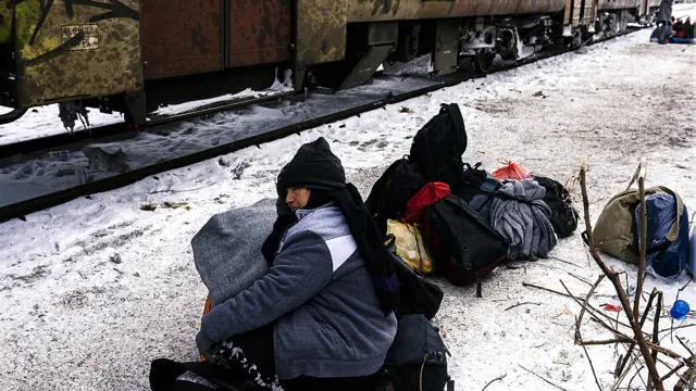 یورپ کا یخ بستہ موسم بھی پناہ گزینوں کی آمد کو نہیں روک سکا جس میں انھیں مشکلات کا سامنا ہے۔ پناہ گزینوں کا ایک گروپ سربیا میں کروئیشیا کی سرحد قریب ٹرین کے انتظار میں بیٹھا ہے۔ 