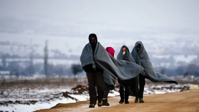 بلقان کے پناہ گزینوں کے ایک کیمپ میں کام کرنے والے ڈاکٹروں کا کہنا ہے کہ علاقے میں درجۂ حرارت کے نقطۂ انجماد سے نیچے گرنے کے بعد وہاں بیمار ہونے والے پناہ گزینوں کی تعداد میں اضافہ دیکھنے میں آیا ہے۔