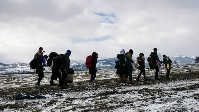 اس وسیع پیمانے پر پناہ گزینوں کی آمد کا سامنا کرتے ہوئے کئی یورپی ممالک نے سرحدوں پر باڑیں لگا دی ہیں اور سرحدی کنٹرول کو مزید سخت بنایا ہے۔