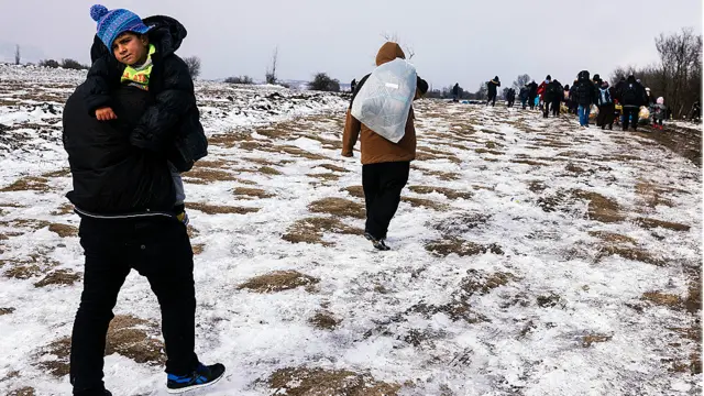 سرحدی پابندیوں کی وجہ سے پناہ گزینوں کو موسم کی سختیاں برداشت کرتے ہوئے طویل پیدل سفر کرنا پڑا ہے۔ 