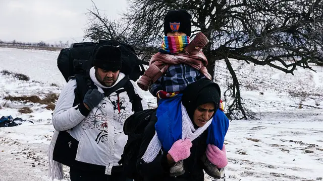 امدادی اداروں کا کہنا ہے کہ شدید سردی کی وجہ سے پناہ گزین سانس کی تکالیف کا شکار ہو رہے ہیں۔