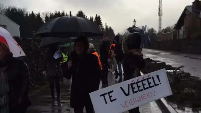 站在难民营前面抗议，再傻的难民也会明白他们在这里不受欢迎