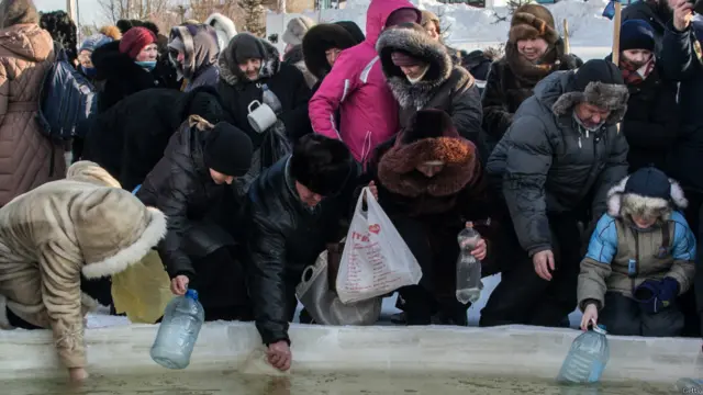 علاقے کے لوگ مختلف چشموں اور تازہ پانی کے ذخیروں سے پانی اکٹھا کرتے ہیں اور اسے تبرک کے طور پر استعمال کرتے ہیں۔ 