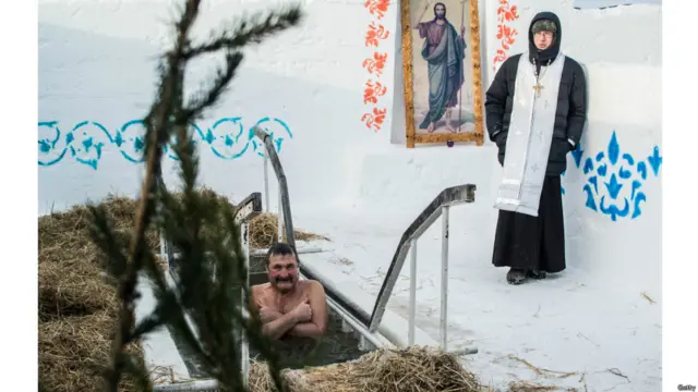 اس موقعے پر مقامی چرچ کے پادری اور دیگر مذہبی رہنما عقدیت مندوں کو اپنے گناہ دھونے میں مدد کرتے ہیں۔ 