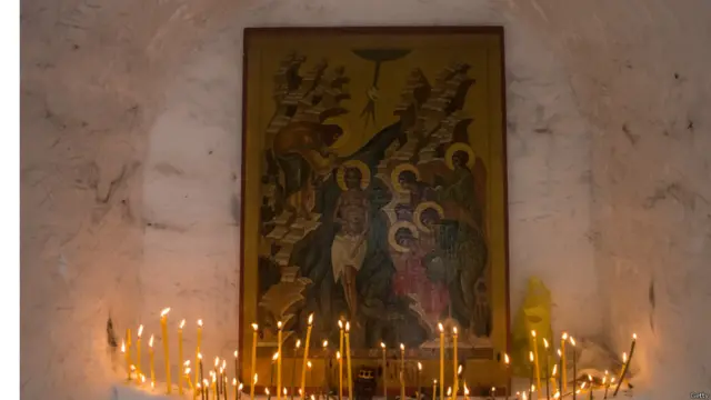 ظہور مسیح کی خوشی میں مقامی چرچ اور گھروں میں شمعیں بھی روشن کی جاتی ہیں۔ 