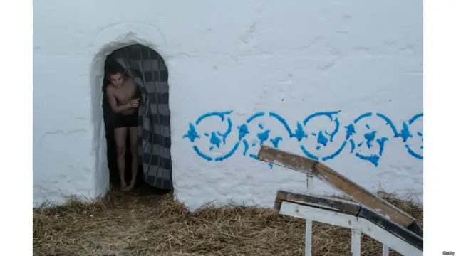 جنوری کے پہلے ہفتے میں سائبیریا برف سے ڈھکا ہوتا ہے لیکن کچھ عقیدت مند شدید سردی میں بھی غسل کرتے ہیں۔ 