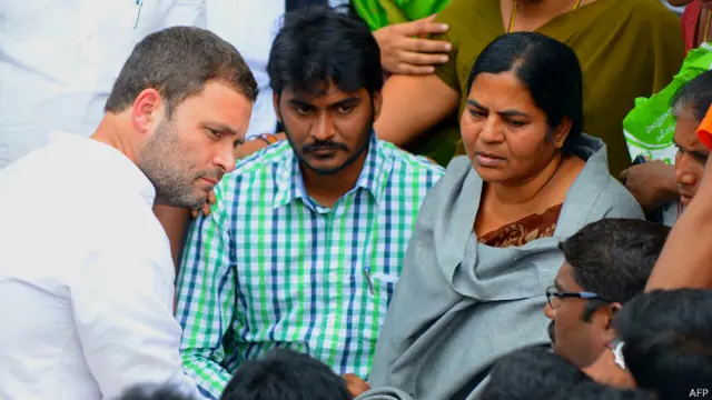 रोहित वेमुले की मां के साथ कांग्रेस उपाध्यक्ष राहुल गांधी