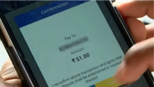 بیرون ملک کام کرنے والے زیادہ تر مزدور اپنے گھر رشتہ داروں یا جاننے والوں کے ذریعے سے نقد رقم بھیجتے ہیں