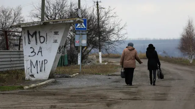 "Ми за мир" - напис на автозупинці в селі Донецької області 