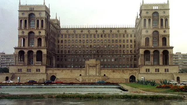 90-cı illərdə çörək növbələri vardı, amma sosial şəbəkələr yox idi. Foto: Alexander Nemenov, Hökumət Evi. 1998-ci il. 