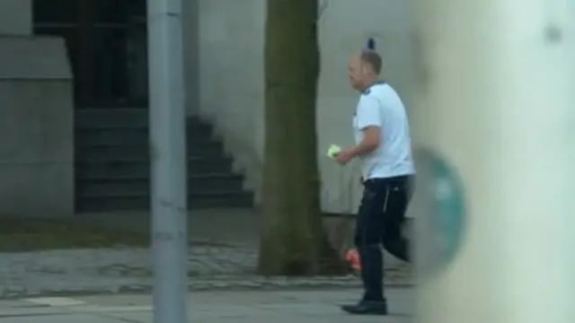 Paul Worthington, kızına saldırıda bulunduğunu reddediyor ve iyi bir baba olduğunu söylüyor.