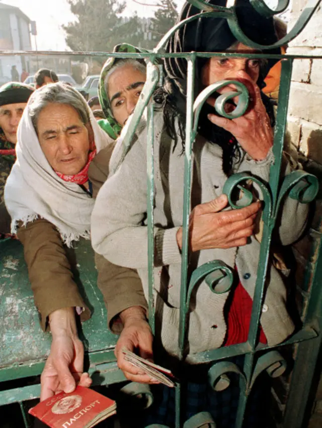 Fevral, 1994, İmişli. Dağlıq Qarabağdan didərgin düşən əhali İmişlidə çorək gözləyir. Foto: Alexander Nemenov