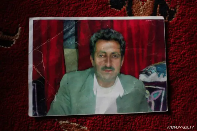 هغه ناروغ چې د جراحي عملیاتوپرمېزباندې پروت وو د باې نظر محمد نظر په نامه یو امنیتي ساتونکی و.