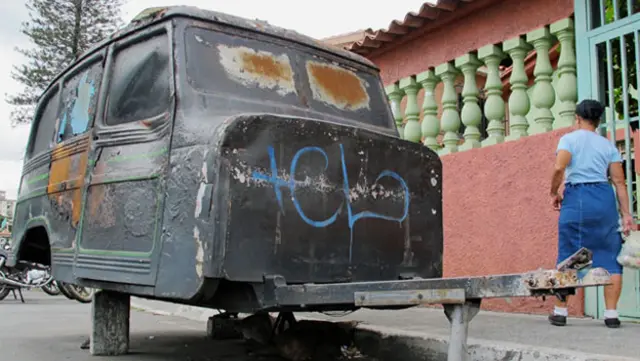 Carro abandondado en Caracas