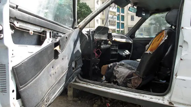 Carro abandonado en Caracas