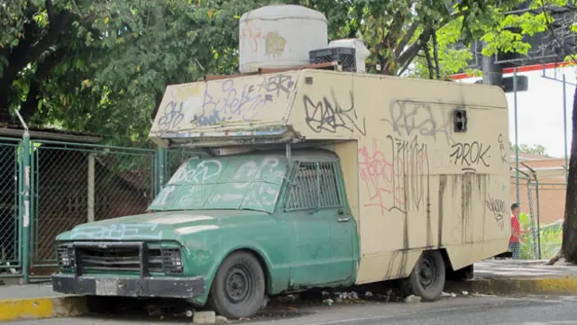 Carro abandonado en Caracas