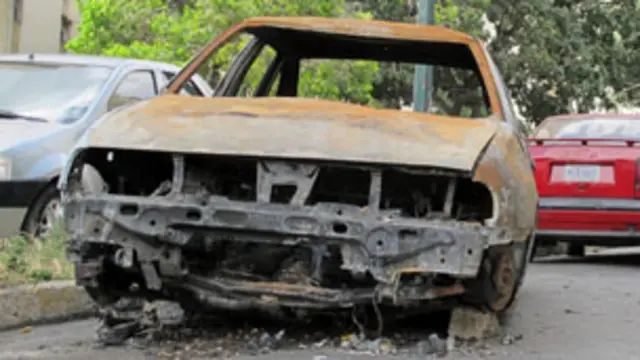 Carro incendiado en Caracas