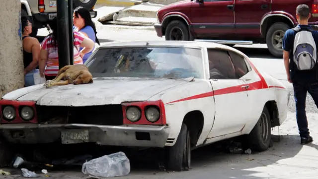 Carro abandonado en Caracas