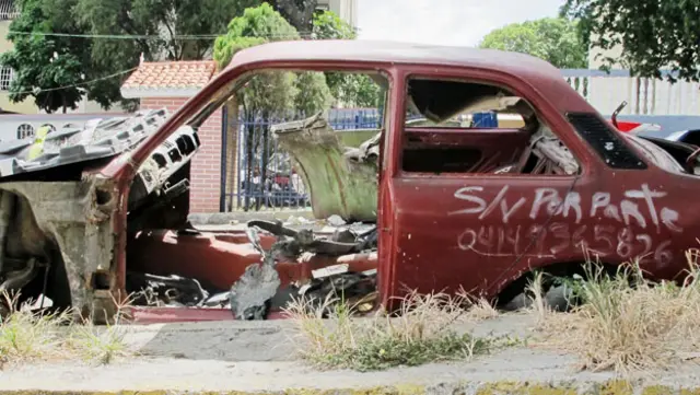 Carro abandonado en Caracas